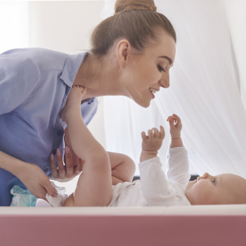 Peligrosos errores de los padres al cambiar el pañal del bebé (y cómo evitarlos)