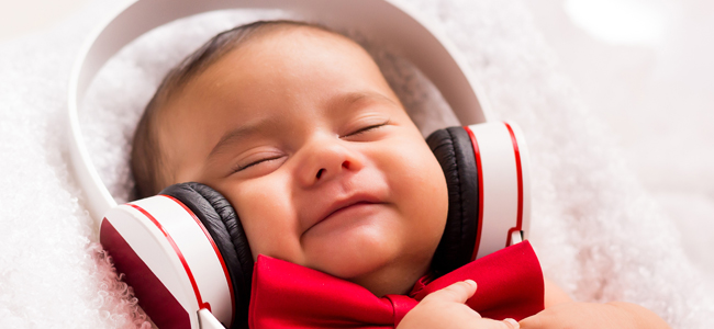 padre duerme al bebé