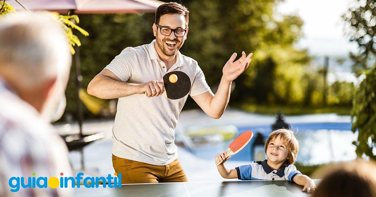 Jugar al ping pong con papá