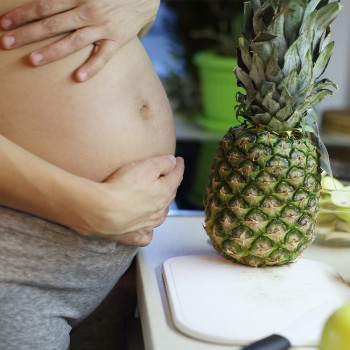 Por qué sí y por qué no comer piña durante el embarazo