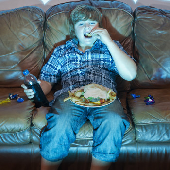 La televisión engorda a los niños por partida doble