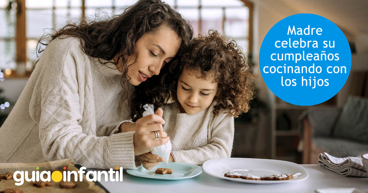cumpleaños de mamá cocinando galletas