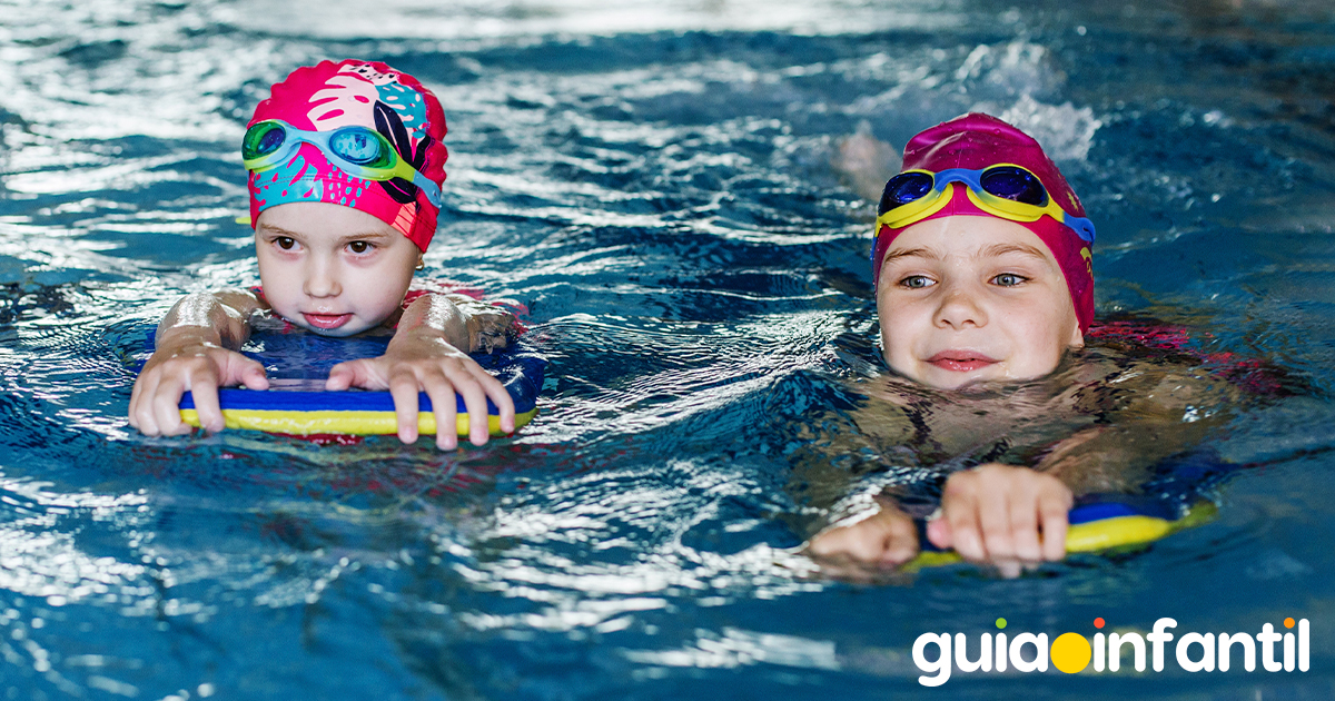 Niños que aprenden a nadar