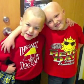 Un niño se rapa el pelo en solidaridad a su amigo con cáncer