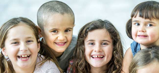 niño con cáncer y amigos