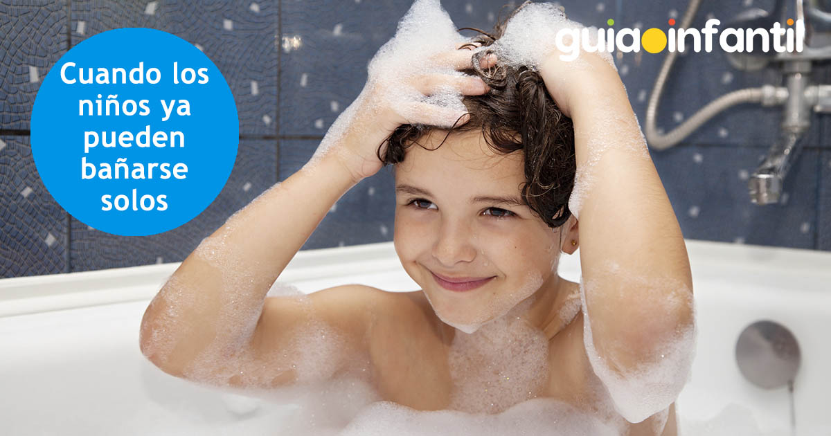 niño se baña solo
