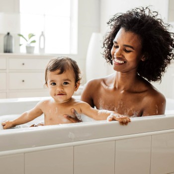 Hasta qué edad es recomendable bañarse con los hijos según los expertos