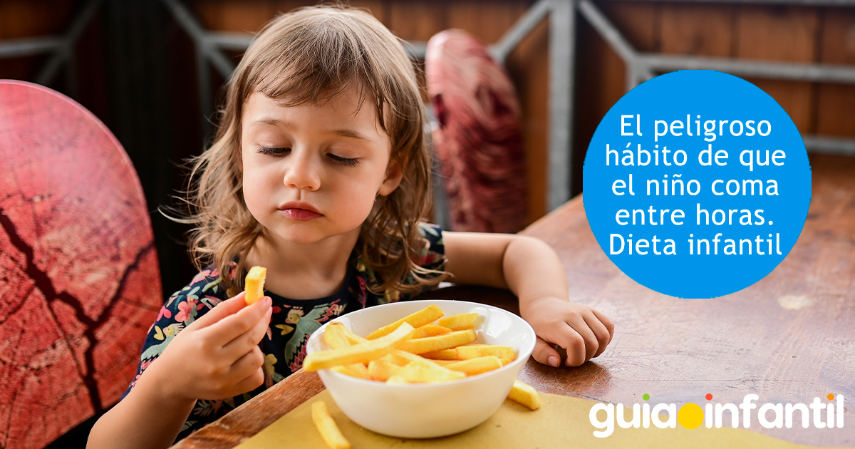 El hábito de que los niños comen a deshoras