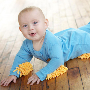 Bebé mopa: Gatea y limpia a la vez