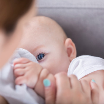 Salma Hayek da el pecho a un bebé de África