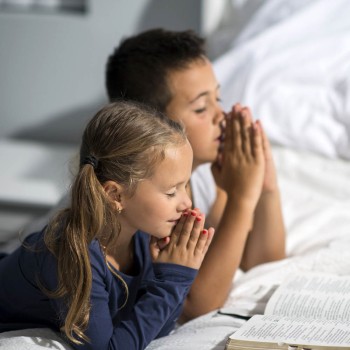 18 oraciones cortas que debes rezar con tus hijos antes de ir a dormir