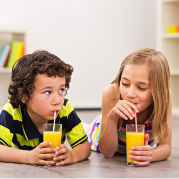 Zumos de frutas para niños. Parecen saludables pero no lo son
