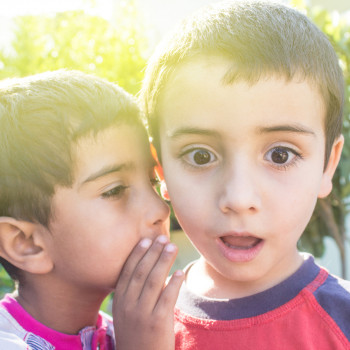 Por qué a los niños les cuesta tanto guardar secretos que les contamos