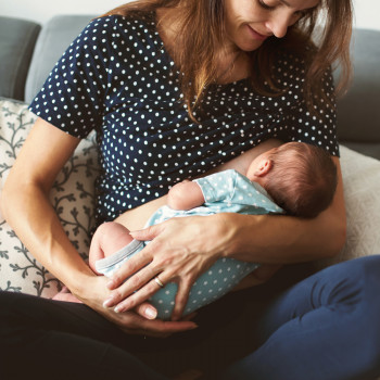 Amamantar protege el bebé de la gripe porcina