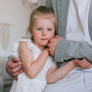 ¿Cómo impacta la inseguridad emocional de papá y mamá en sus hijos?