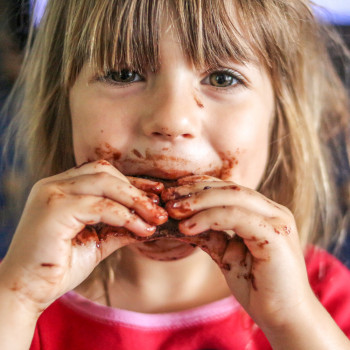 Los niños que se ensucian al comer son más independientes