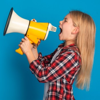 ¿Por qué los niños no paran de cantar, silbar o hacer ruido en el día?