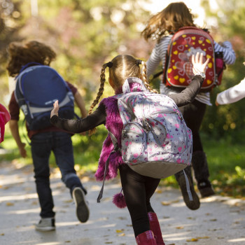 Los grandes enemigos de la espalda de los niños