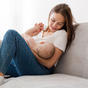 Por qué debes tomar agua de coco mientras estás dando el pecho