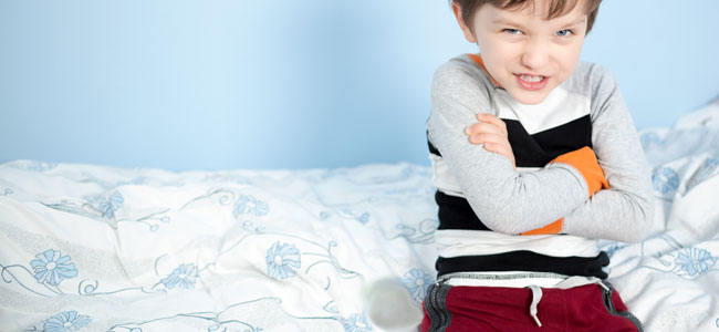 niño hace pis en la cama