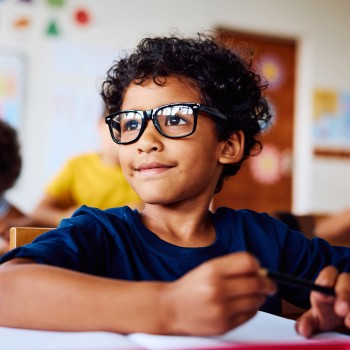 ¿Qué aprenden los niños en casa y en el colegio para su desarrollo?