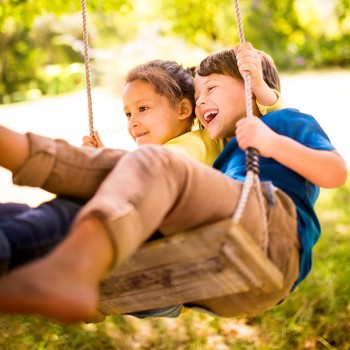 Qué beneficios aportan los columpios al desarrollo integral de los niños