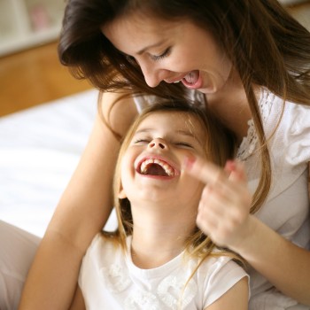 Usa la pirámide de Maslow para saber lo que tu hijo necesita para ser feliz