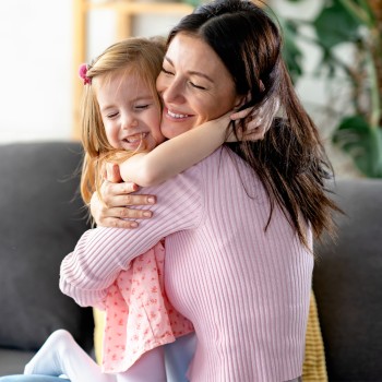 Divertidos y amorosos tipos de abrazos en familia para practicar a diario