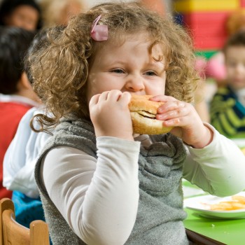Niños con hambre constante - Señales, causas y consejos para padres