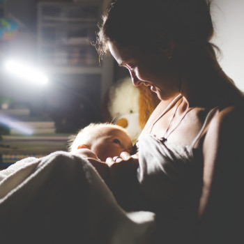 Hasta cuándo dar el pecho al bebé por la noche, la gran duda de las madres lactantes