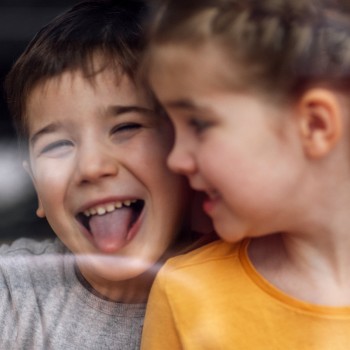 6 maneras de estimular el sentido del humor en los niños con alegría