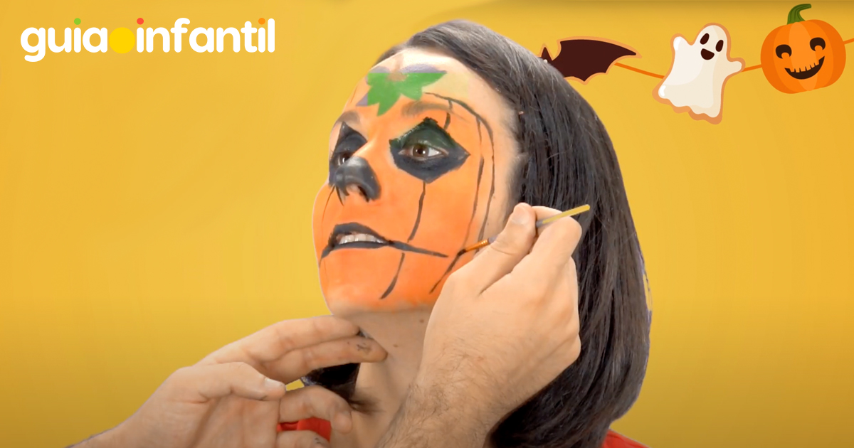 Paso final de maquillaje de calabaza para niños
