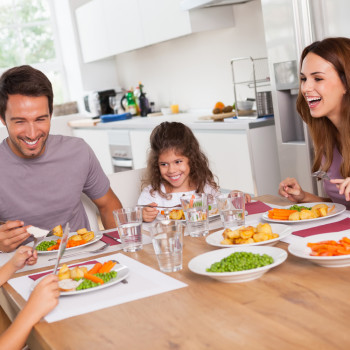 Por qué no debemos fijar el tiempo que necesita un niño para comer