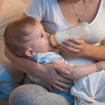 La errónea idea de dar cereales al bebé por la noche para que duerma más