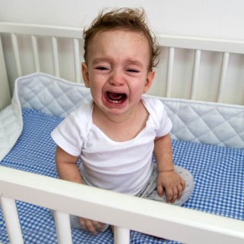 Por qué no hay que dejar llorar a los bebés