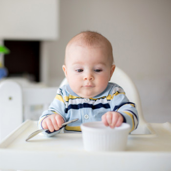 Los peligros de dar sólidos al bebé antes de los 6 meses de edad