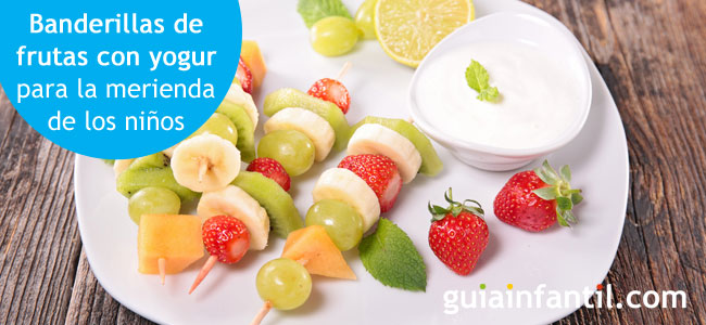 brochetas de frutas con yogur