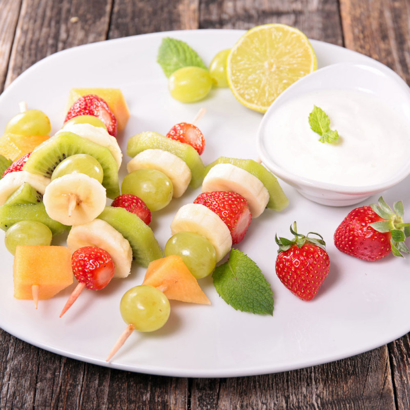 Banderillas de frutas con yogur. Receta para el postre o merienda de los  niños