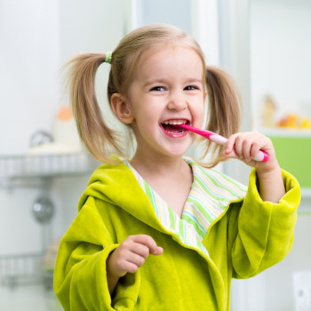 Cómo deben lavarse los dientes los niños según su edad