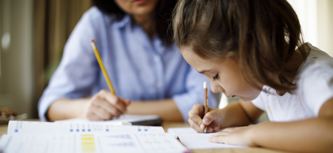 niños que hacen deberes con sus padres