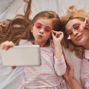 Padres que necesitan publicar fotos de los niños en redes sociales. ¿Por qué lo hacen?