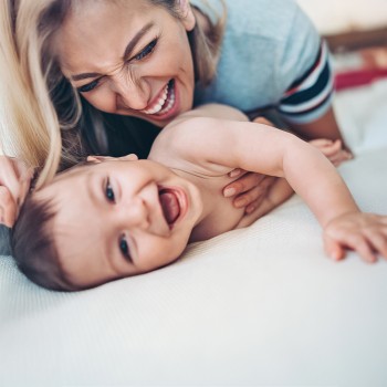 Cuando hacer cosquillas al bebé no es tan bueno como parece