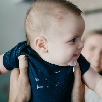 Cómo aliviar el reflujo gastroesofágico en el bebé - Síntomas y soluciones