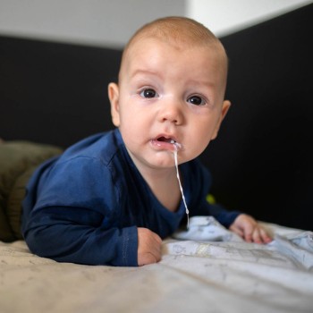 Cómo aliviar el reflujo gastroesofágico en el bebé - Síntomas y soluciones