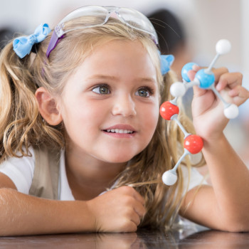 Qué hace que las niñas se consideren menos inteligentes que los niños