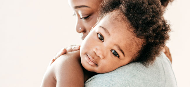 beneficios del abrazo entre madre y bebé