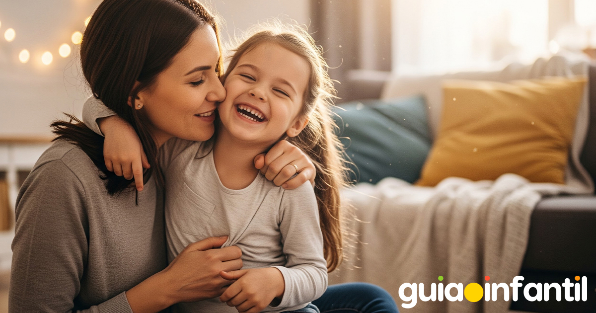 Niños felices con sus padres