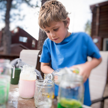 Juegos con agua del método Montessori para niños