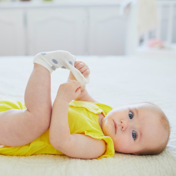 La razón por la que no debes dejar a tu bebé chuparse los calcetines