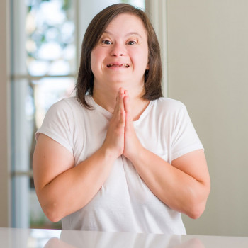 Un cura no da la comunión a una niña con síndrome de Down